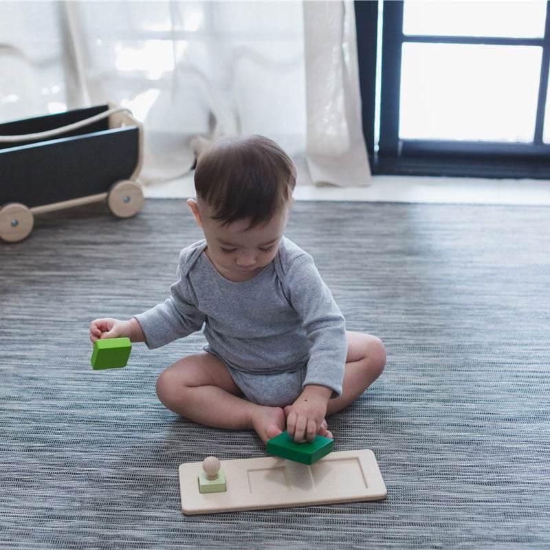 L'enfant assemble les carrés