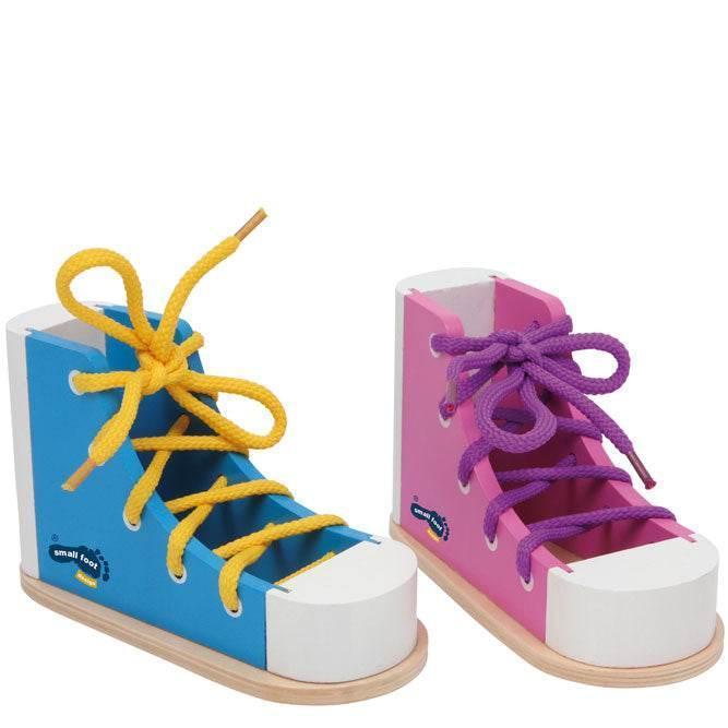 Giocattolo educativo. Con questi giocattoli in legno per allacciare le scarpe, i bambini possono imparare facilmente come allacciarsi le scarpe. Montessori