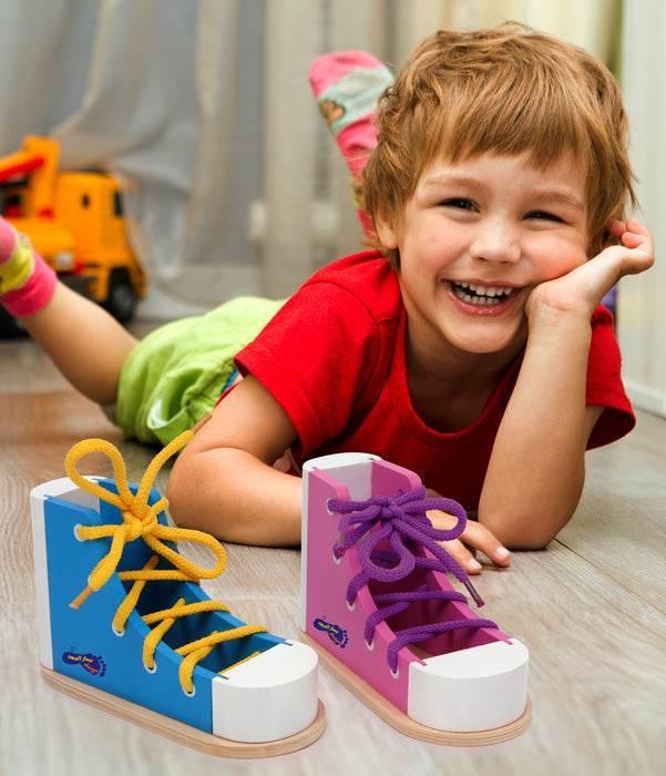 con gli strumenti in legno per infilare i lacci delle scarpe, i bambini possono imparare facilmente come allacciarsi le scarpe. Montessori