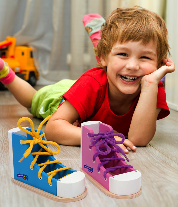 madera para enhebrar, los niños pueden aprender fácilmente cómo atar los cordones de sus zapatos. Montessori