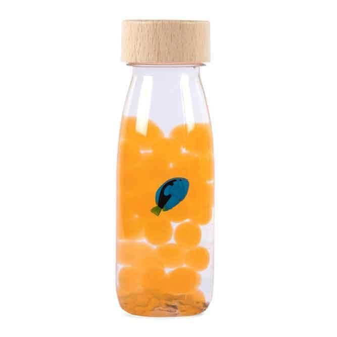Botella sensorial con pez dentro