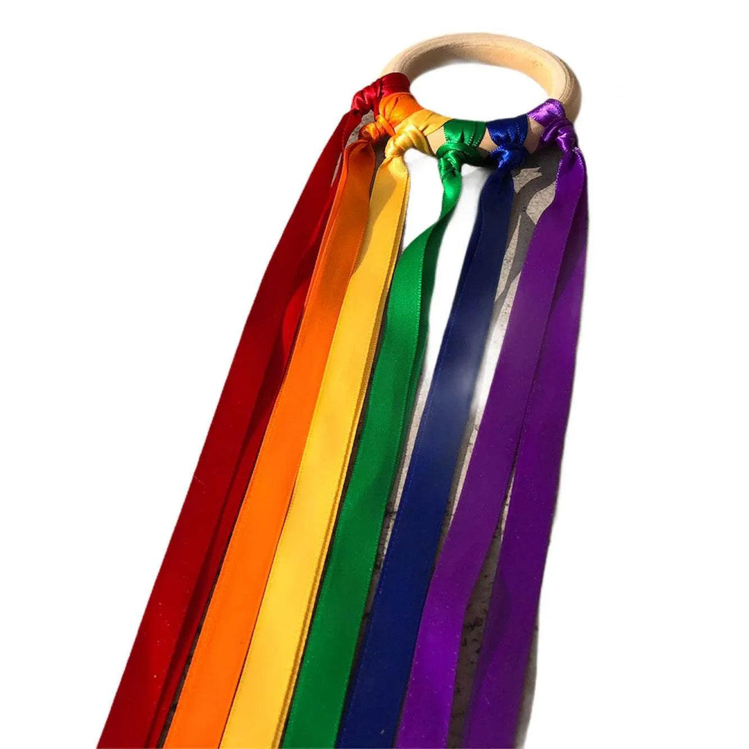 Forman parte de la pedagogía Waldorf.  Son unas cintas de colores anudadas a una anilla de madera.