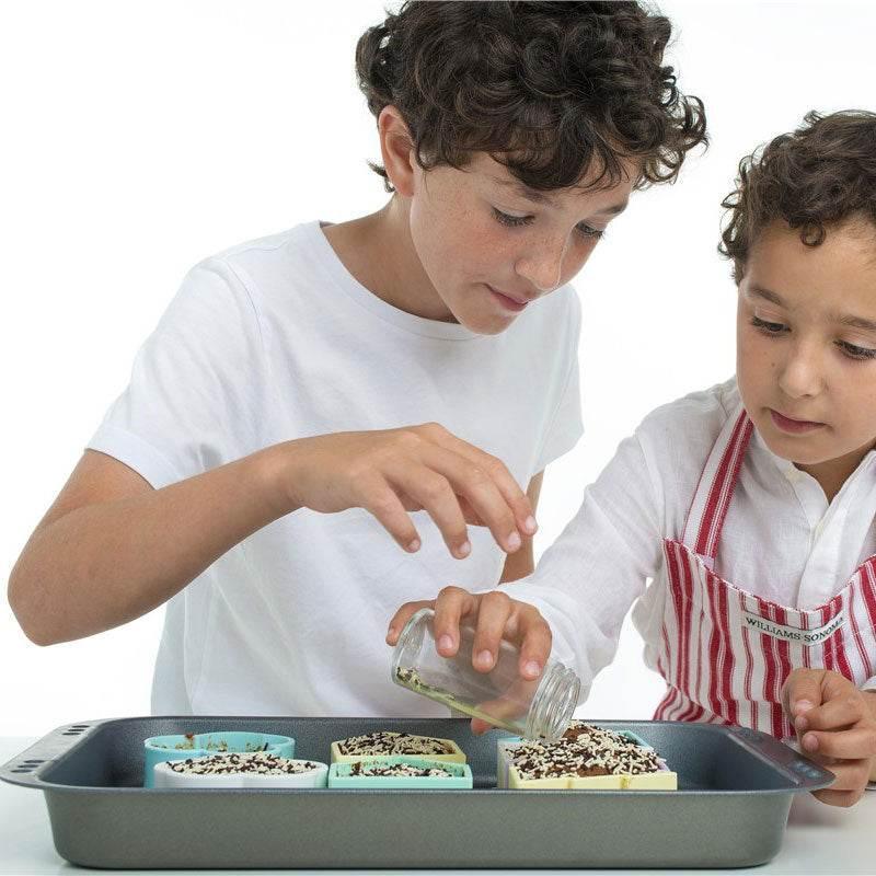 Un giocattolo in silicone che funge anche da stampo per torte, facile da pulire in lavastoviglie
