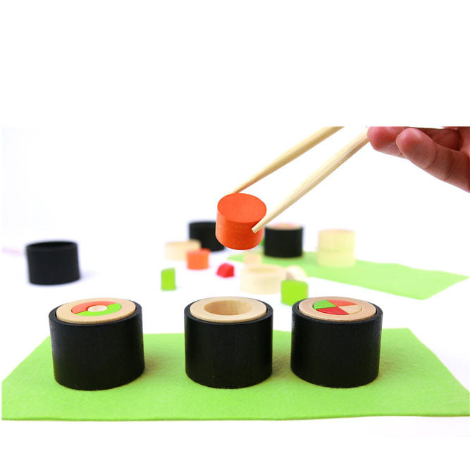 Juego de mesa con piezas de sushi