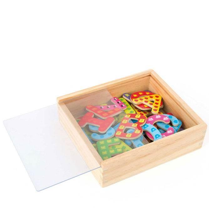 Lettere in legno con colori e disegni all'interno. Basate sul metodo Montessori.