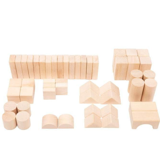 Pezzi di gioco in legno impilabili, pensati per stimolare l'apprendimento e l'immaginazione dei bambini.