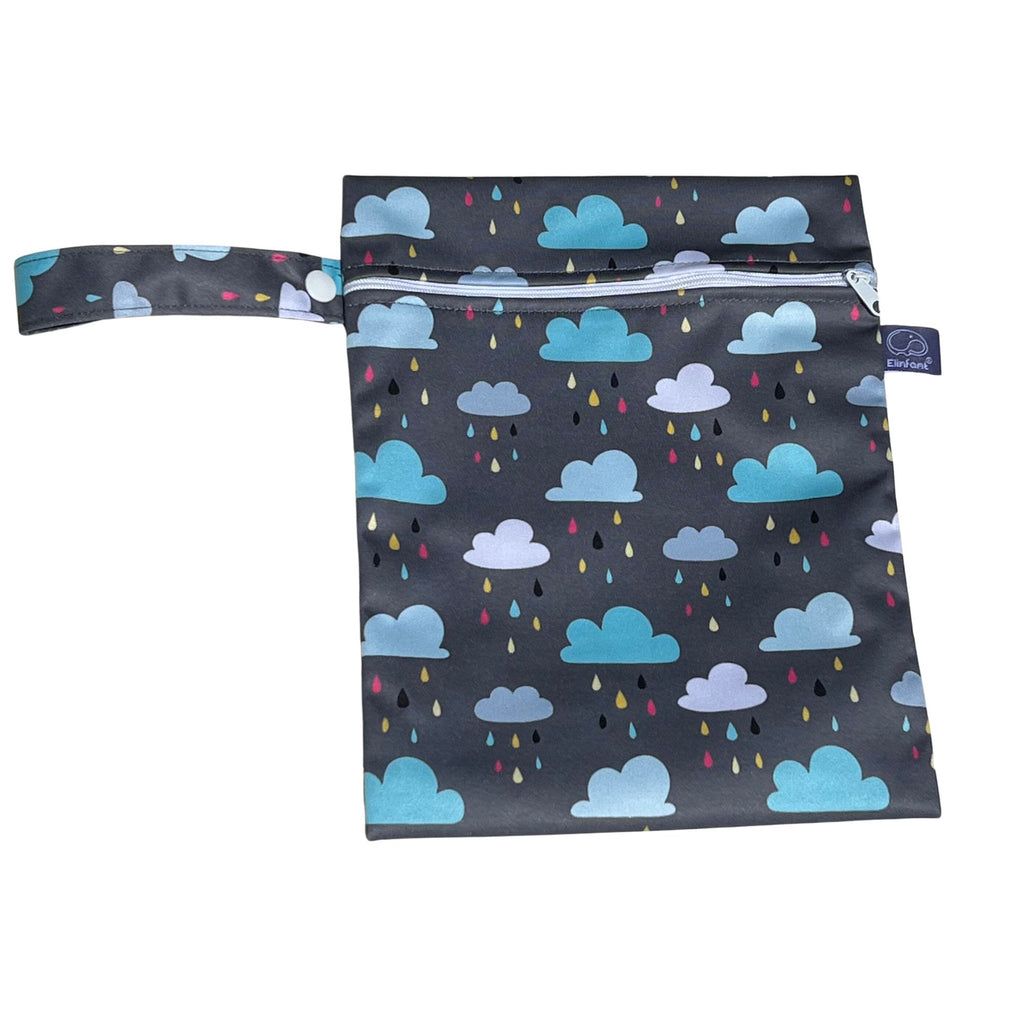  Bolsa impermeable para bebé con estampado de nubes y gotas de lluvia en tonos azules, negros y rosados