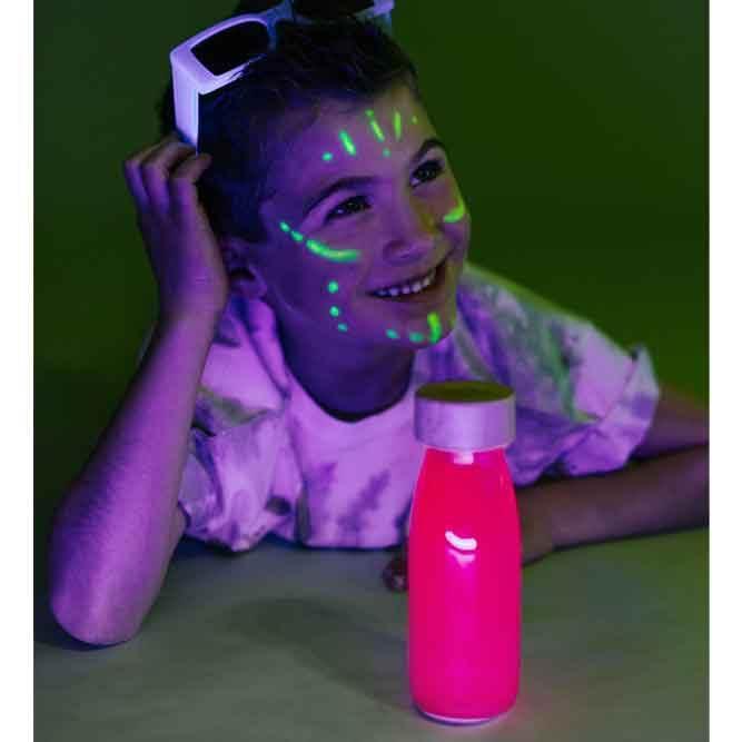 bouteilles avec pigments fluorescents et phosphorescents de couleur fuchsia
