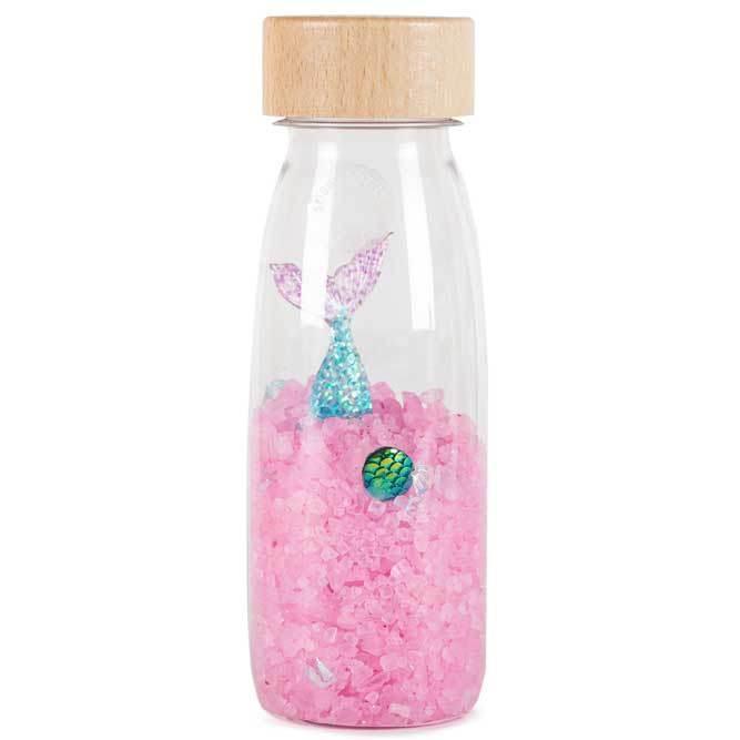 Botella sensorial. En su interior piedrecitas de color rosa con fihura de sirena en colores brillant