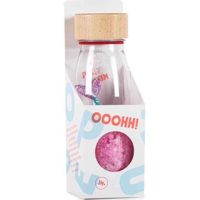 Bouteille sensorielle. À l'intérieur se trouvent des galets roses avec une sirène aux couleurs vives.