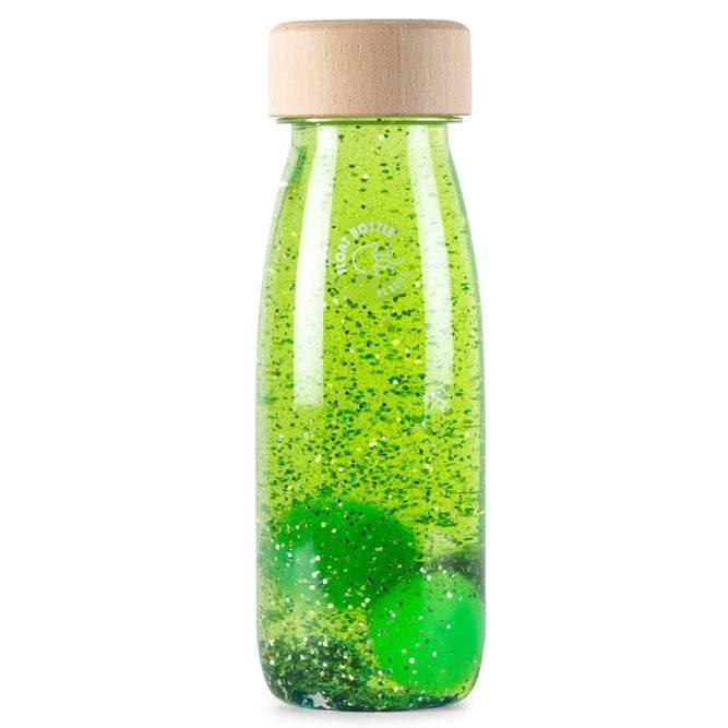 BOUTEILLE SENSORIELLE FLOTTANTE aux couleurs variées. L'arc-en-ciel à portée de main. Avec ces bouteilles, inspirées de la palette chromatique de la nature, les enfants découvrent les couleurs, s'émerveillent de la lumière, stimulent leur concentration et trouvent leur moment de calme. Ne pas immerger dans l'eau ni exposer au soleil pendant une longue période. Pour des raisons d'hygiène, nous recommandons de les essuyer avec un chiffon ou une lingette humide.