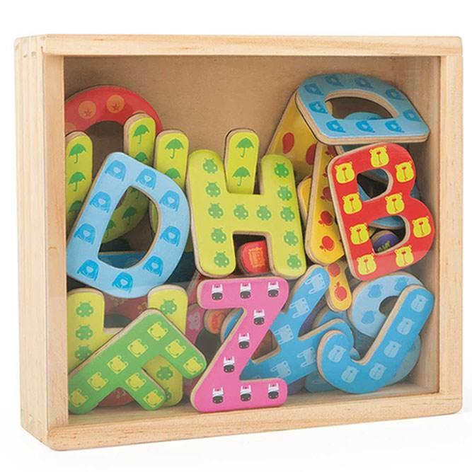 Scatola di legno con lettere magnetiche colorate, un giocattolo educativo ideale per imparare l'alfabeto e formare parole.