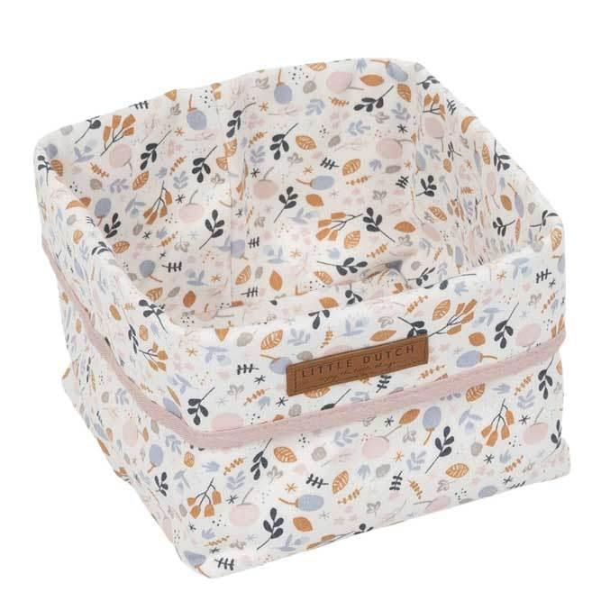 Cesta de tela estampada en colores suaves y motivo floral. Ideal para poner los pañales y accesorios necesarios para la higiene del bebe.