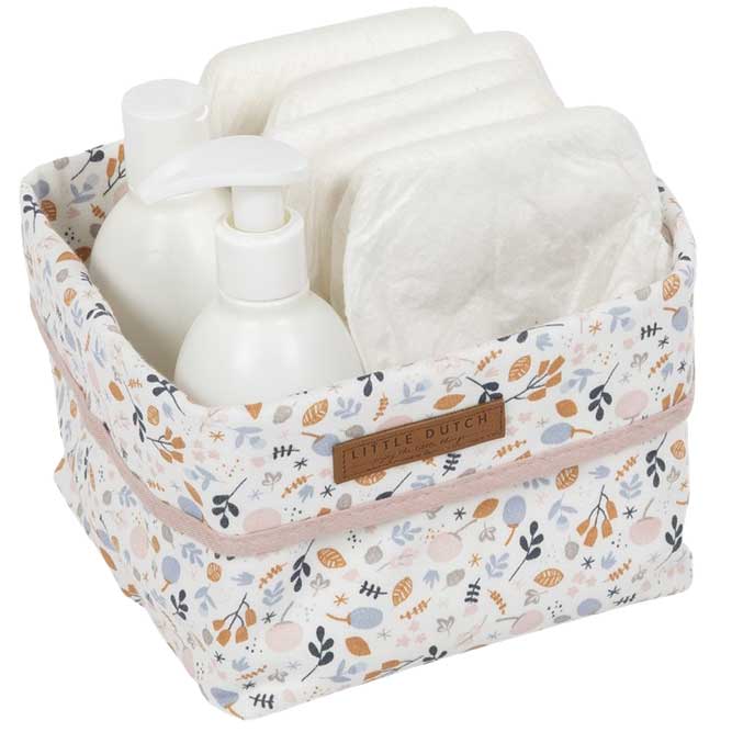 Cesta de tela estampada en colores suaves y motivo floral. Ideal para poner los pañales y accesorios necesarios para la higiene del bebe.