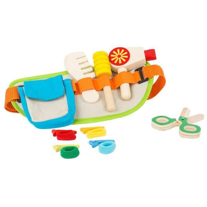 Cintura da parrucchiere giocattolo per bambini con accessori in legno, tra cui forbici, pettine, asciugacapelli e fermagli per giocare a fare i parrucchieri.