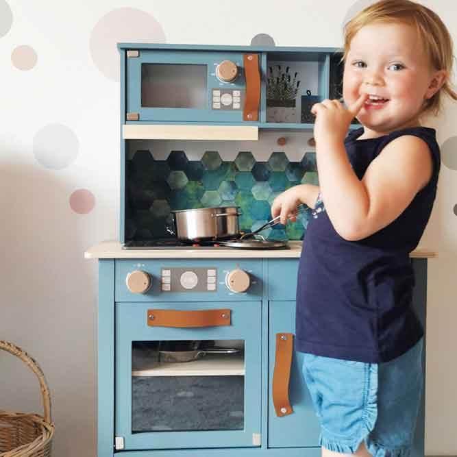 Cocinita juguete, juego de imitación, madera de color azul, con todos los detalles.