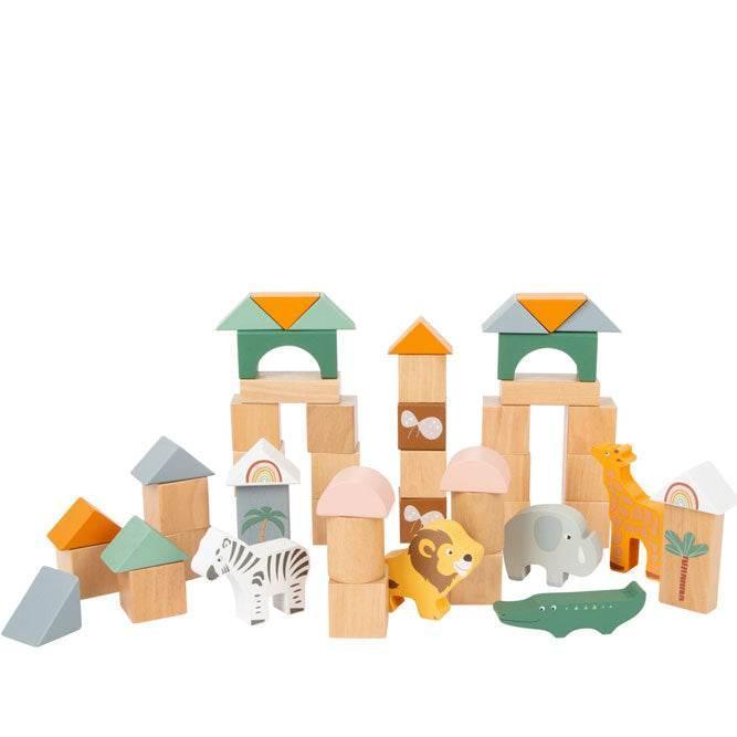 BLOCCHI DA COSTRUZIONE SAFARI. Questo set da 50 pezzi stupirà gli avventurieri con un'ampia selezione di blocchi di legno in diverse forme e design. Oltre ai blocchi colorati e naturali, questo set contiene anche cinque figure di animali e pietre stampate con motivi safari. La creatività dei bambini non conosce limiti quando si tratta di costruire e impilare. Per bambini da uno a tre anni.