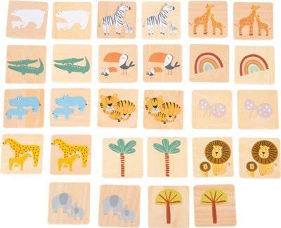 Vista completa del gioco di memoria in legno con animali del safari, carte illustrate per bambini piccoli