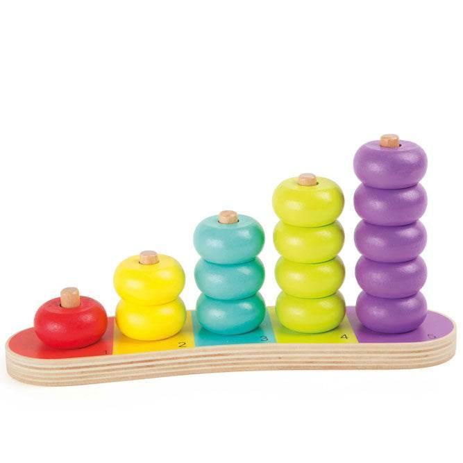 Giocattolo in legno da impilare con anelli colorati di diverse altezze, ideale per imparare i numeri e la coordinazione motoria secondo il metodo Montessori.