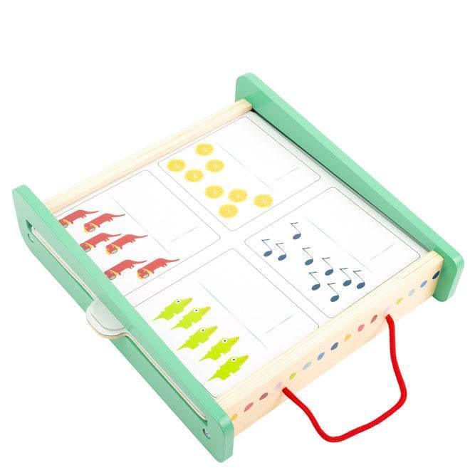Tavola didattica in legno con numeri e pezzi per addizioni, ideale per imparare la matematica giocando a casa o in classe.