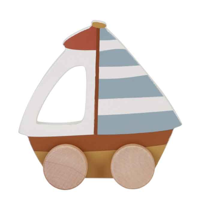 Barco de madera con ruedas