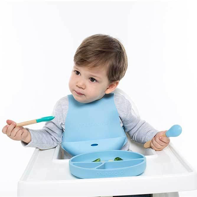 Plato para bebe de silicona con tres divisiones en color azul pastel.