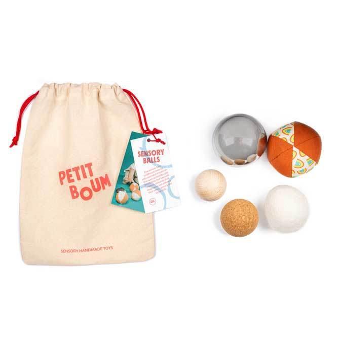 cinco bolas ofrece experiencias sensoriales únicas y variadas gracias a los diferentes materiales naturales y colores variados con una bolsa de tela para guardarlas.