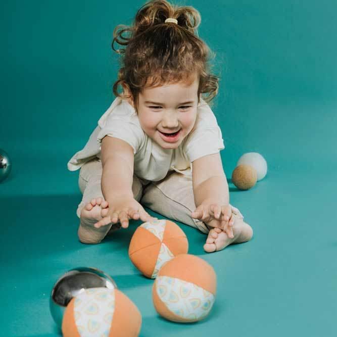 Five balls offer unique and varied sensory experiences thanks to the different natural materials and varied colors with a cloth bag for storage.