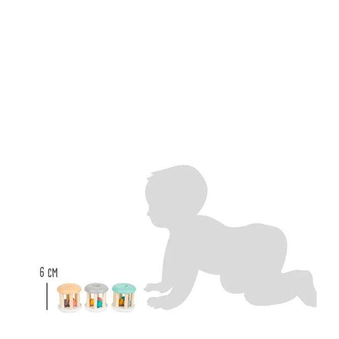 Confronto delle dimensioni del sonaglio in legno per bambini con la figura di un bambino che gattona, altezza circa 6 cm.