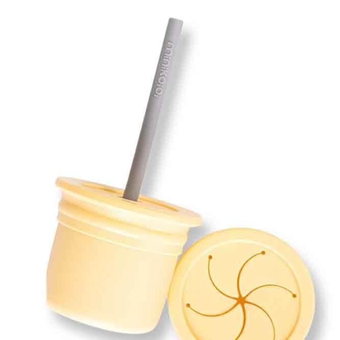 Vaisselle pour enfants : gobelet avec couvercle pour boire et couvercle pour goûter